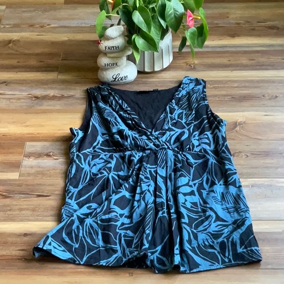 a.n.a Tops - 💖Ana black and blue v neck sleeveless tropical print with side zipper